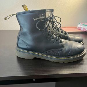 JUNIOR 1460 SOFTY T LEATHER LACE UP BOOTS! SIZE 5 KIDS!!